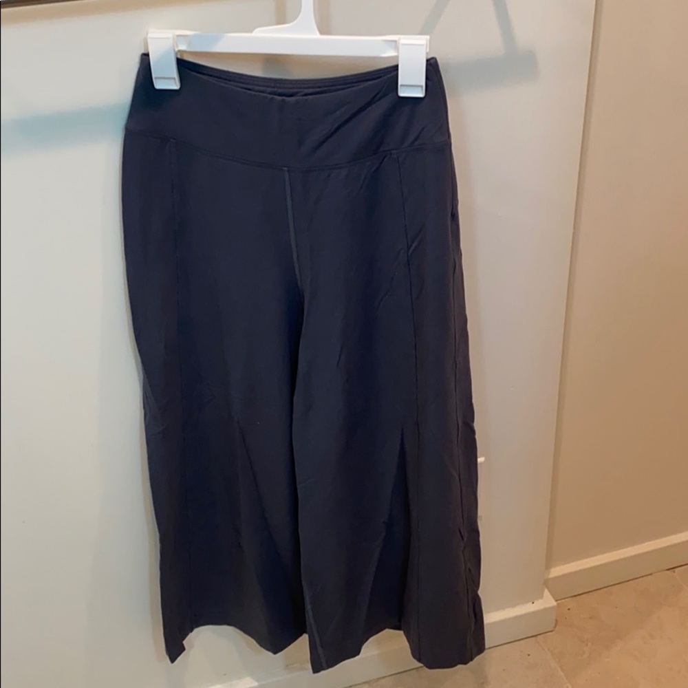 Lulu lemon wide leg, cropped pants.